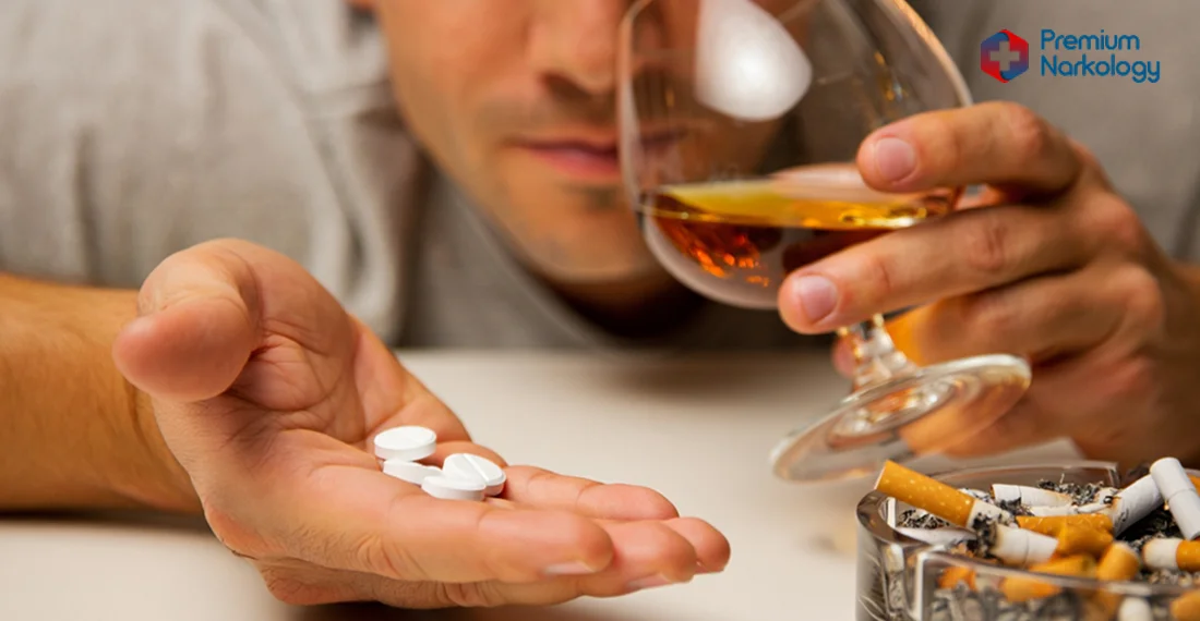 У мужчины в руках спиртное и таблетки